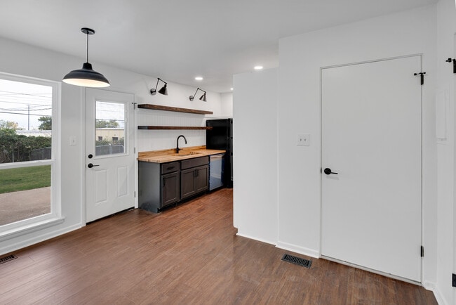 Photo - 5415 E 17th St