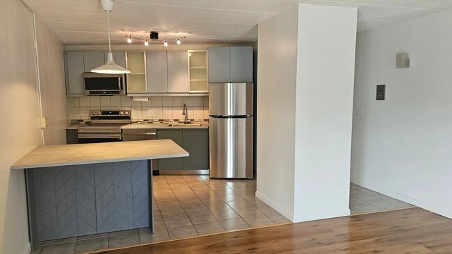 Eat in kitchen and island - 147 Turner Rd Unit 92