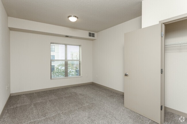 2BR, 2BA - 997 SF