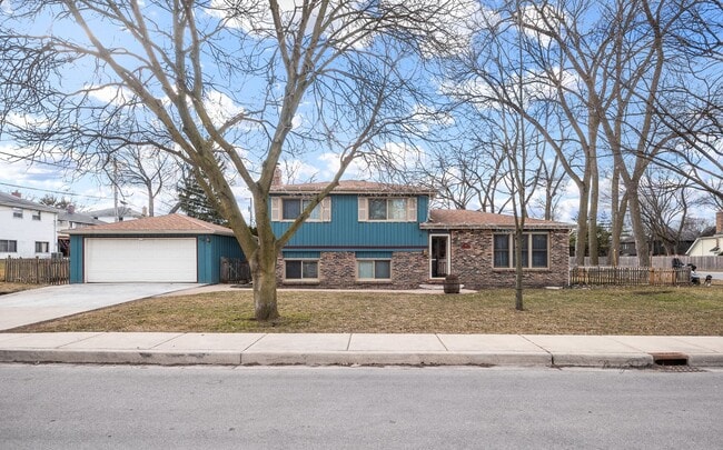 Building Photo - 818 Pleasant Ave