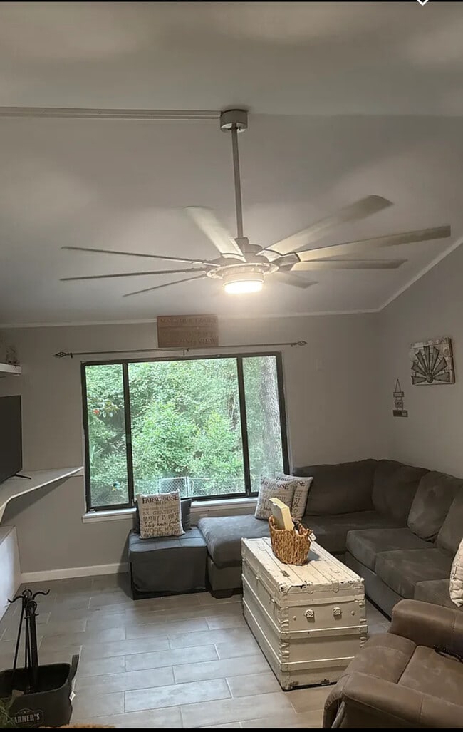 Seccional de TV para sala de estar, ventilador de techo de gran tamaño con excelente vista - 109 Cedar Ridge Way