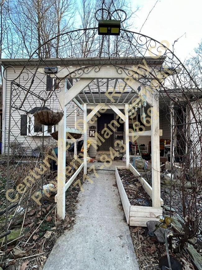 Photo - Large 3 Bedroom, 2 Bath Pet friendly home with off street parking and a 600sqft detached garage