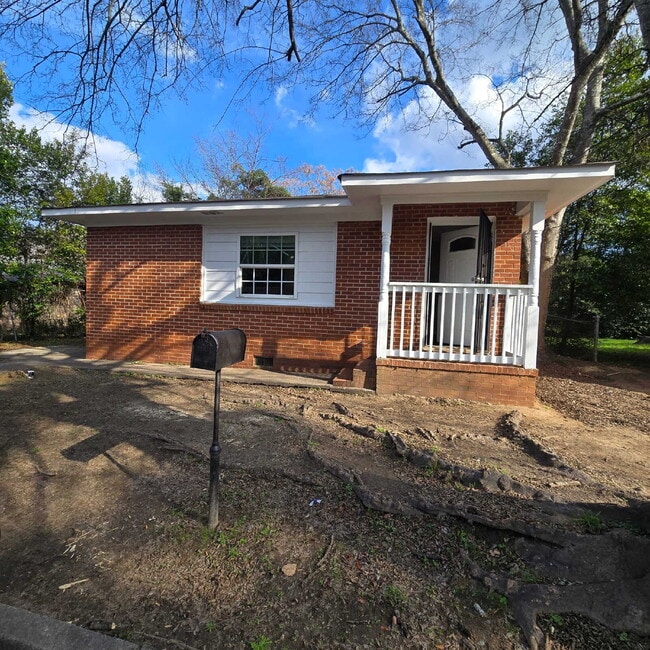 Building Photo - "Full Brick 3-Bed Home on Monroe Avenue: In the Heart of Macon!"