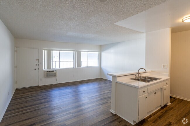 Living room 1BR 1 BA 750 Sqf_-4