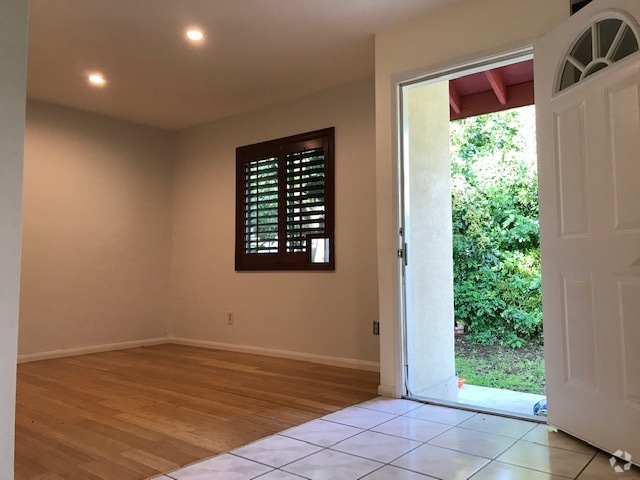 Living Room - 725 N Alta Vista Blvd Rental