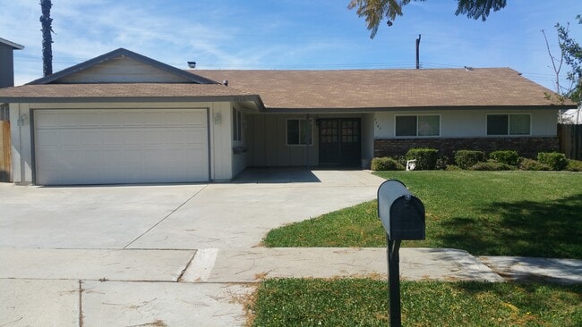 Building Photo - Newly Remodeled South Corona Family Home