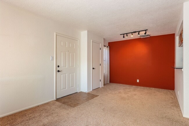 Photo - Light and Bright Second Level Condo Availa... Unidad 415
