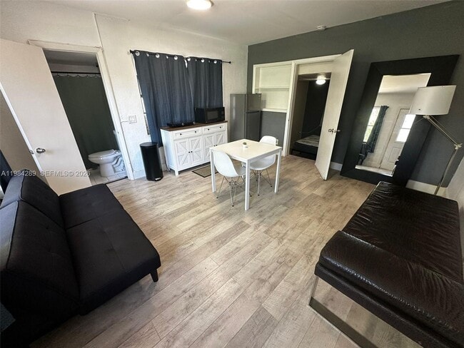 Photo - 275 NW 46th St Unit B