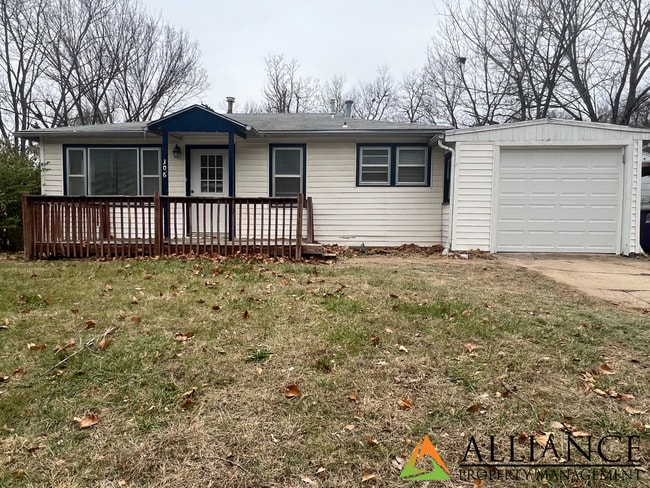 Cozy Home with Easy Access to Ft. Riley Blvd! - Cozy Home with Easy Access to Ft. Riley Blvd!