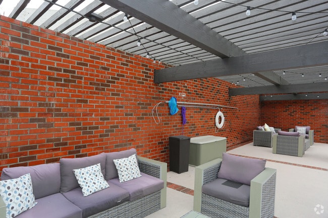 Piscina - Evria Claremont Apartments