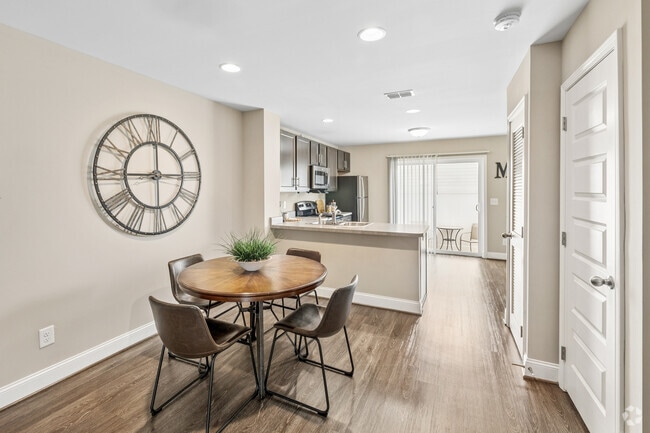 Jackson, 2 habitaciones, 2 baños - 1334 pies cuadrados - Comedor - Millsprings Townhomes