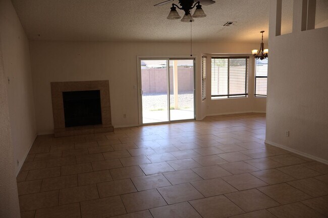 Photo - 3 bed 2 bath POOL Home!