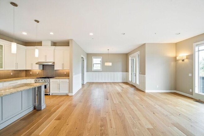 Photo - 307 NW Meridian Ridge Ct