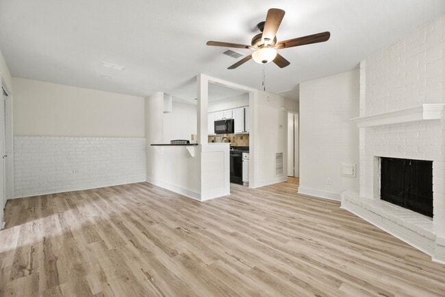 Building Photo - 2116 N Austin Ave Rental