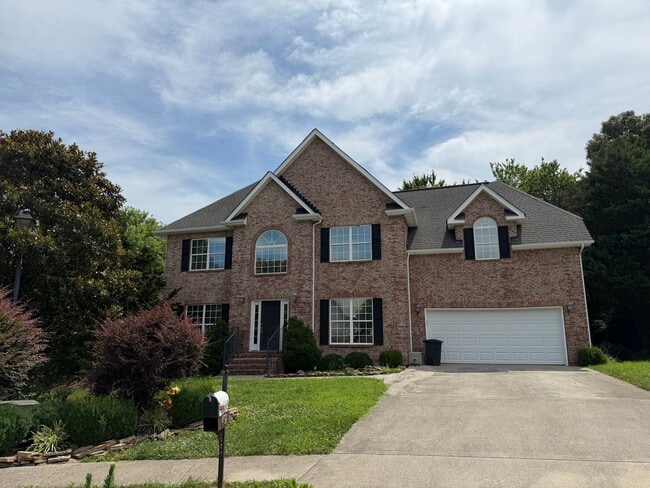 Building Photo - Lenoir City 37771 - 4 bedroom 2.5 bath - call Sharon Arnwine 865-313-7215