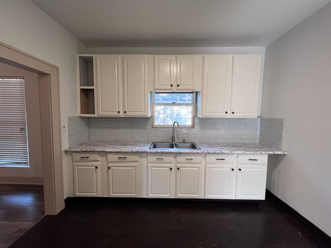 Building Photo - 4429 Bell St Rental