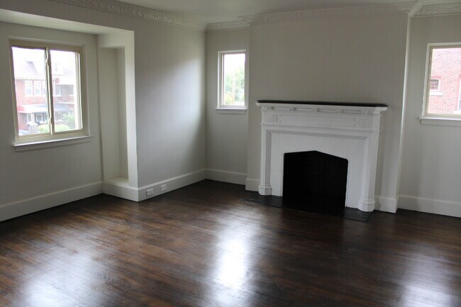 LIVING ROOM - 2506 W Euclid St Unit 2504