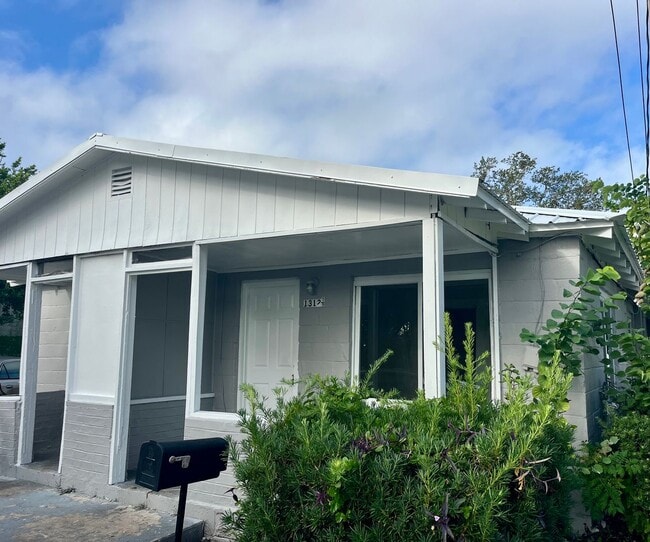 Building Photo - SPACIOUS 1BR/1BA Lakeland Duplex