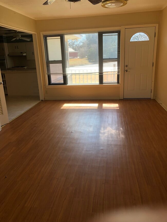 Den - 1529 Woodland Dr