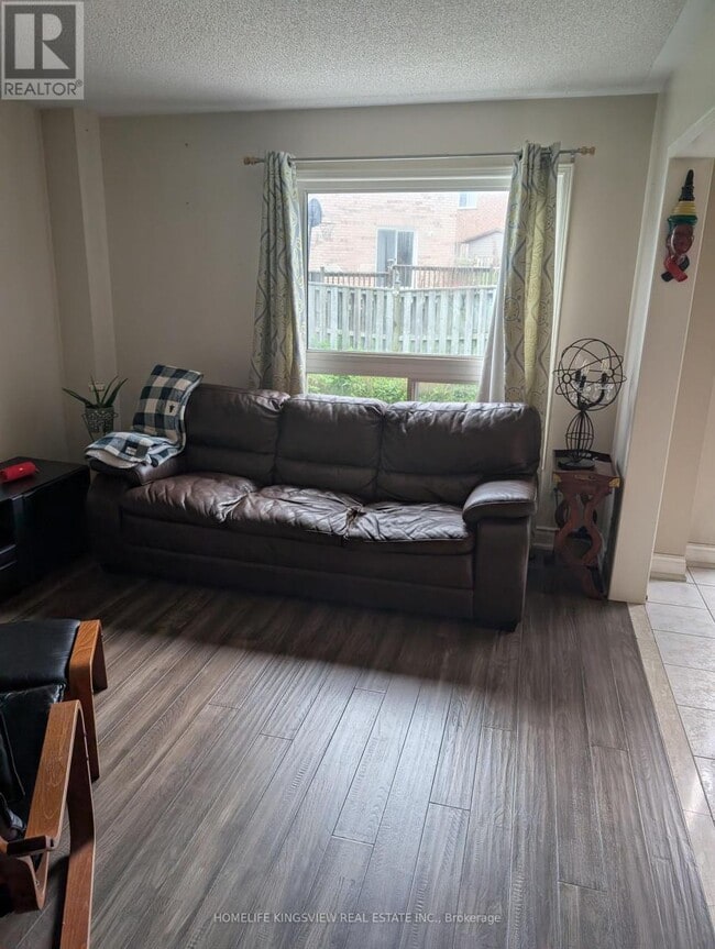Photo - 24 Farthingale Crescent