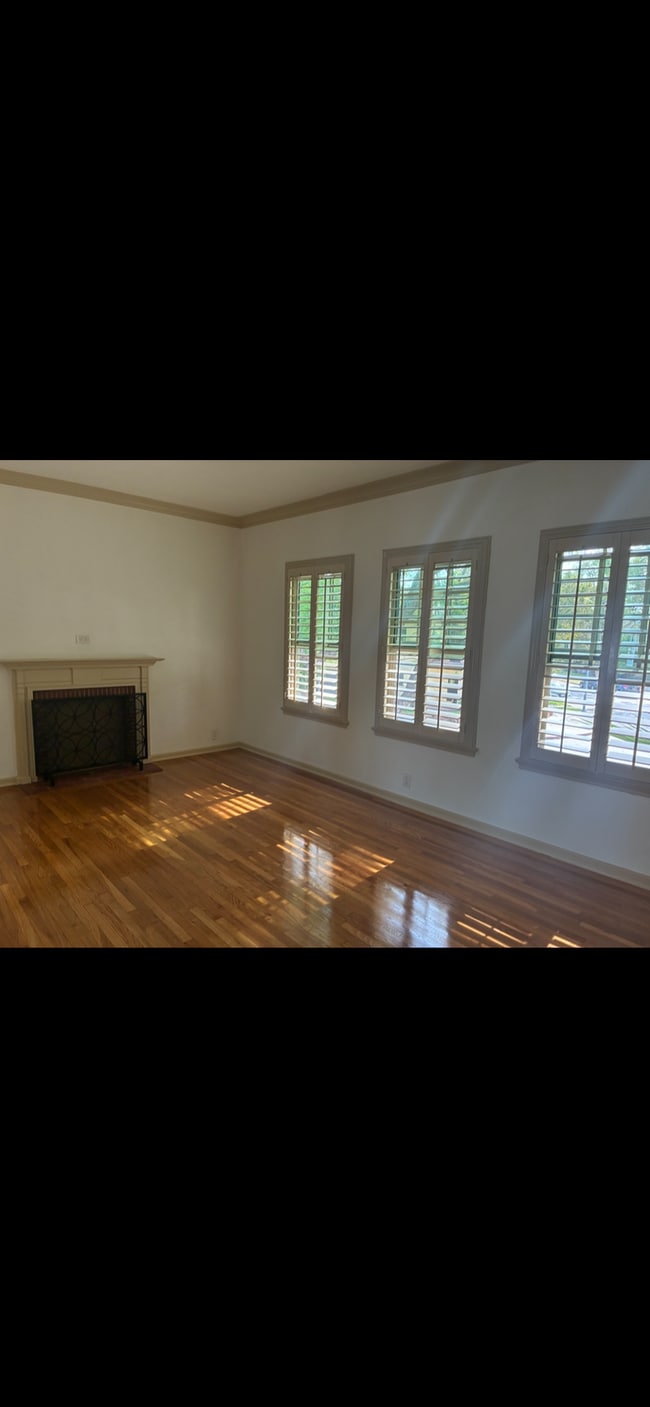 Building Photo - 4302 1/2 10th Ave Unit 4302 1/2 Rental