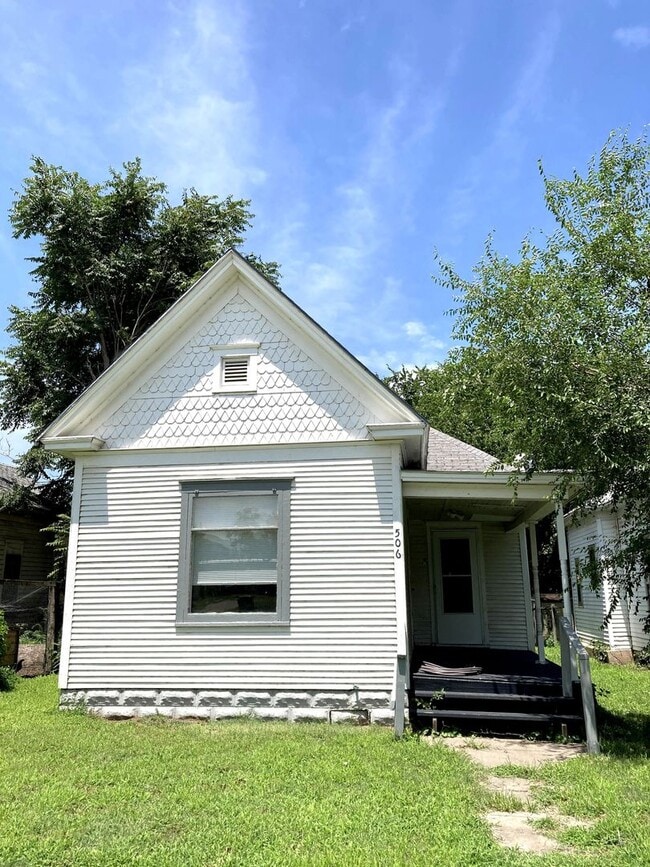 Building Photo - 2 Bed 1 Bath Home