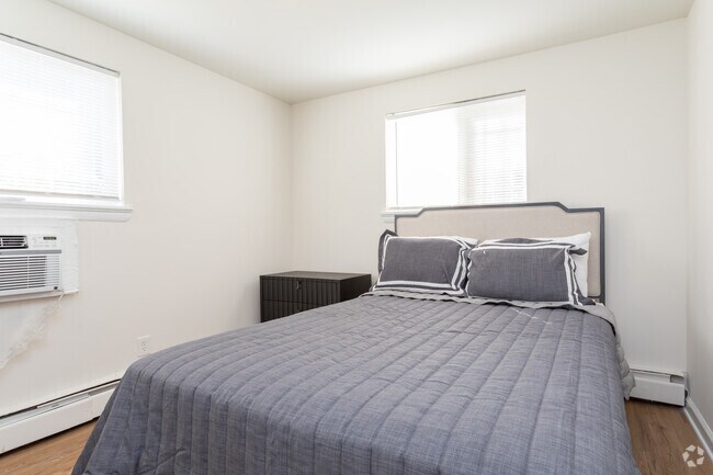 2BR, 1BA - 745 SF - Elsinore Courtyard Apartments