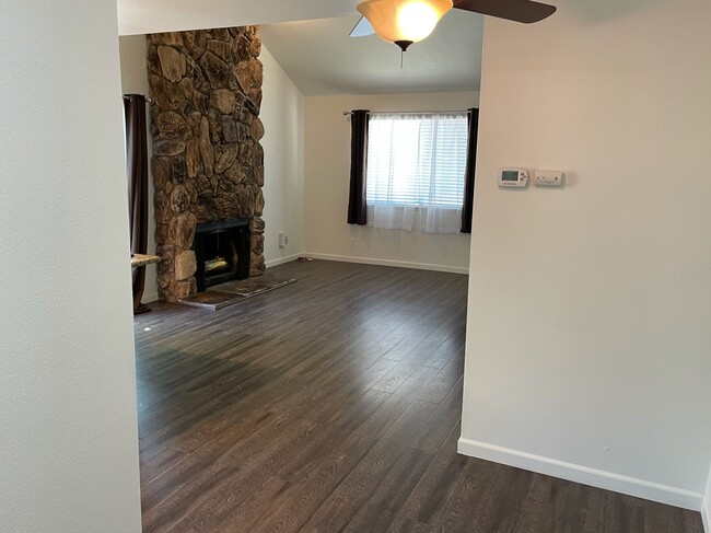 Photo - 2631-2631 V St