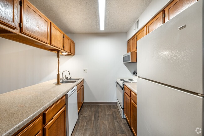 2BR, 1.5BA - 1,022SF - Kitchen