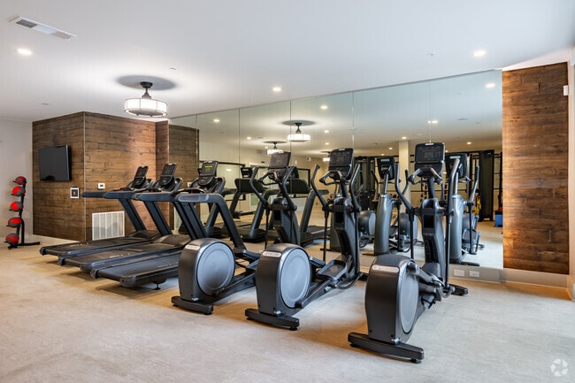 Centro de fitness de vanguardia con estudio exclusivo de spinning y yoga