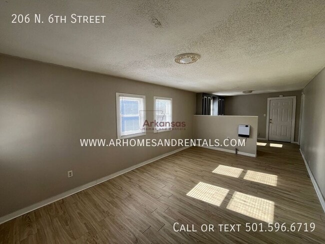 Photo - 206 N 6th St