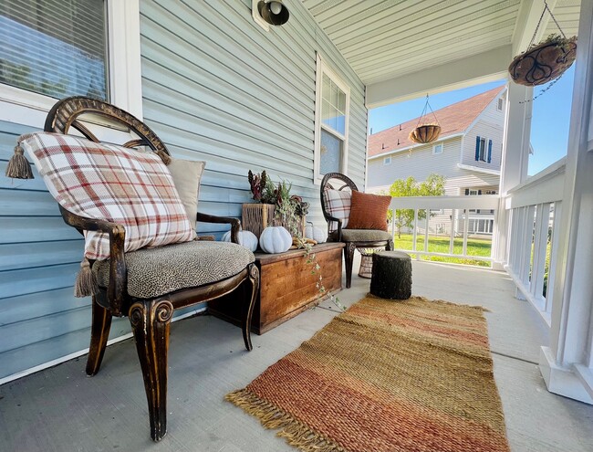 covered front porch - 168 Meadow Cir