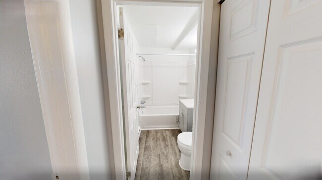 2 habitaciones, baño completo - 866 pies cuadrados - Baño