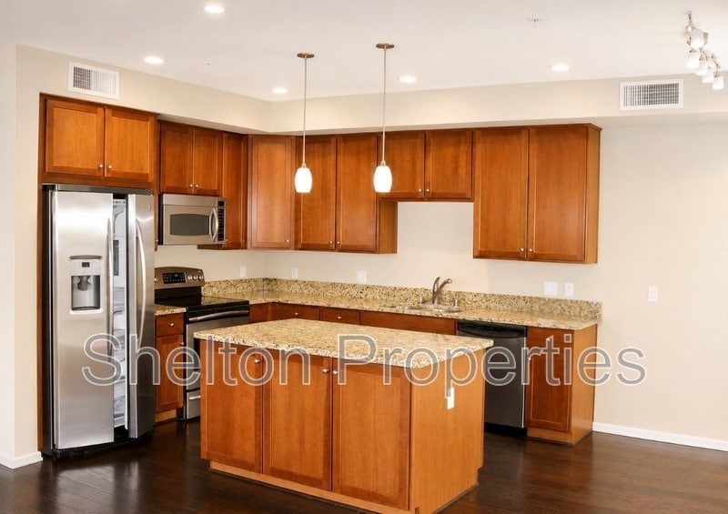 Photo - 525 W Lakeside Dr