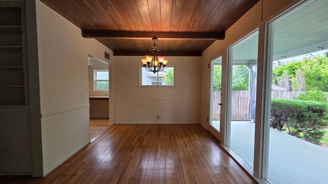 Photo - Sherman Oaks 3+2 w/great backyard + all ap...