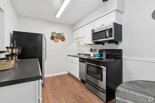 2BR, 1BA - 770SF - Kitchen