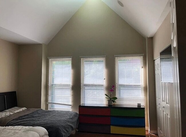 Building Photo - 842 W 15th Pl