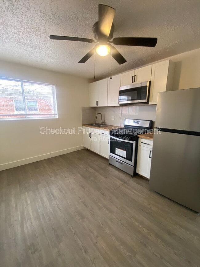 Building Photo - 813 Courtois St Unit C