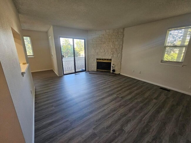 Building Photo - Ground-Level 1-Bedroom Condo in Southeast ...