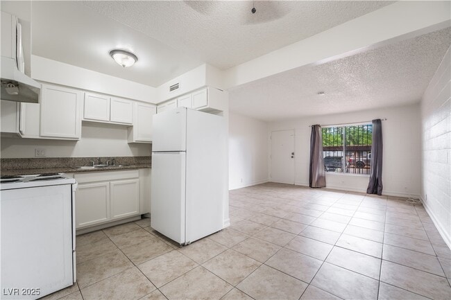 Building Photo - 585 S Royal Crest Cir Unit 16