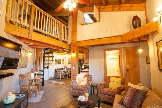 Building Photo - Long Term Rental- Treehouse Condos 302C