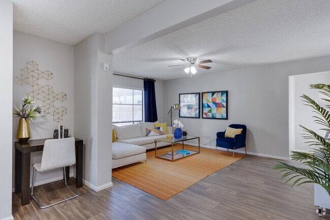 2BR, 2BA - 974SF - Living Room