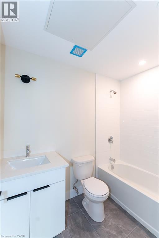 Photo - 169 James St S Unité 205