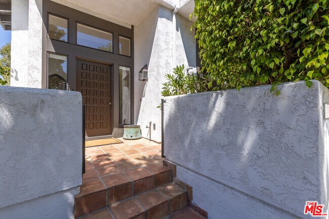 1541 Palisades Dr