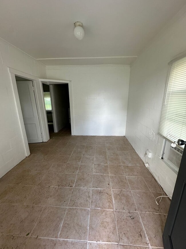823 Ave R NE