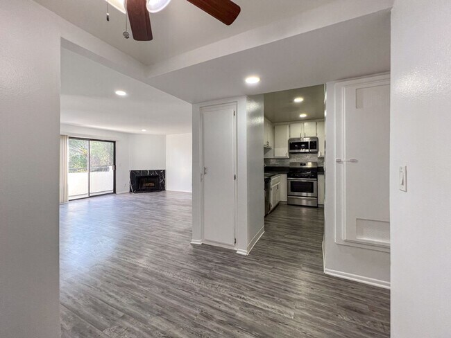 Building Photo - Gorgeous 2 Bed/2 bath apartment in excelle...