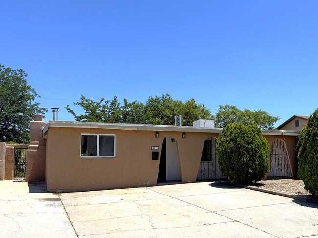 Building Photo - 2834 Montclaire Dr NE Rental