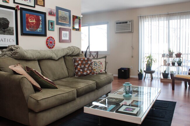 Photo - 2440 Harriet Ave Unidad 305