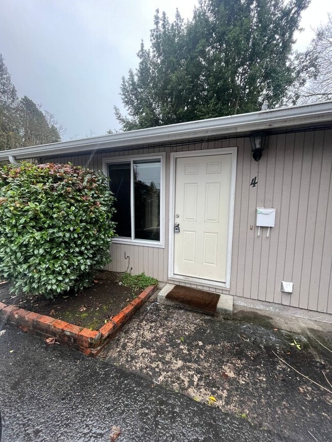 Building Photo - Pet Friendly 2 Bedroom in Lebanon! Unit #4