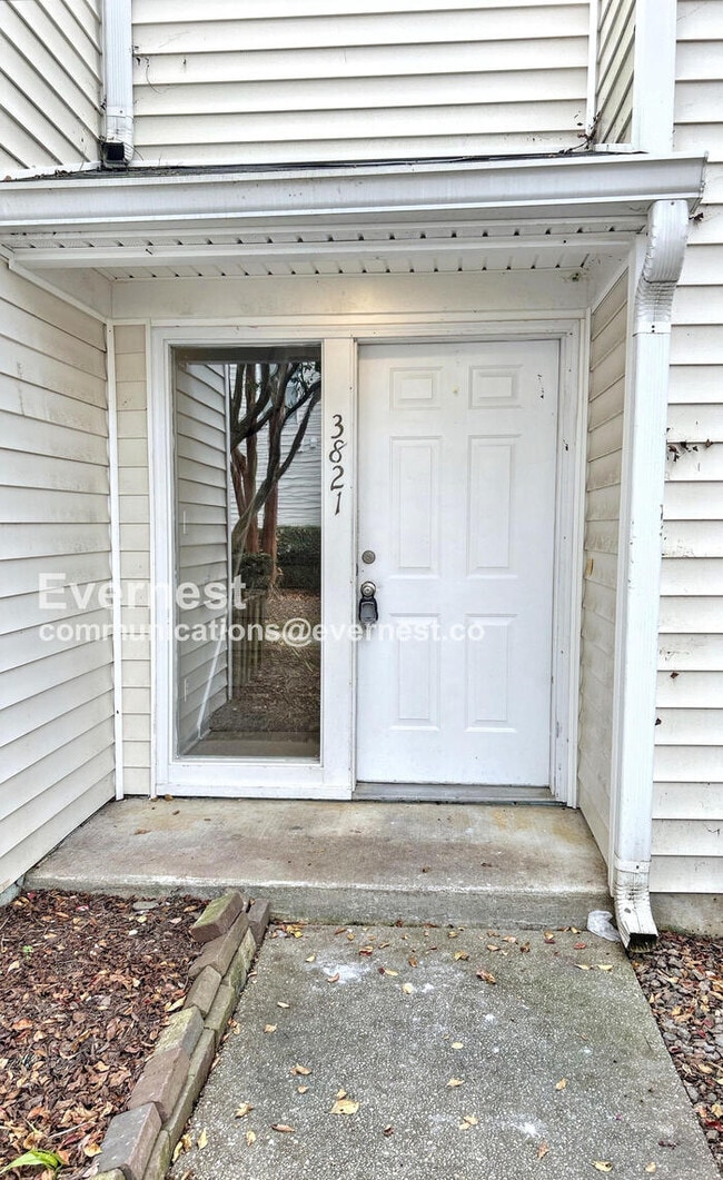 Photo - 3821 Staffordshire Ln